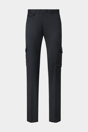 Vue sur fond blanc d'un pantalon cargo en noir 