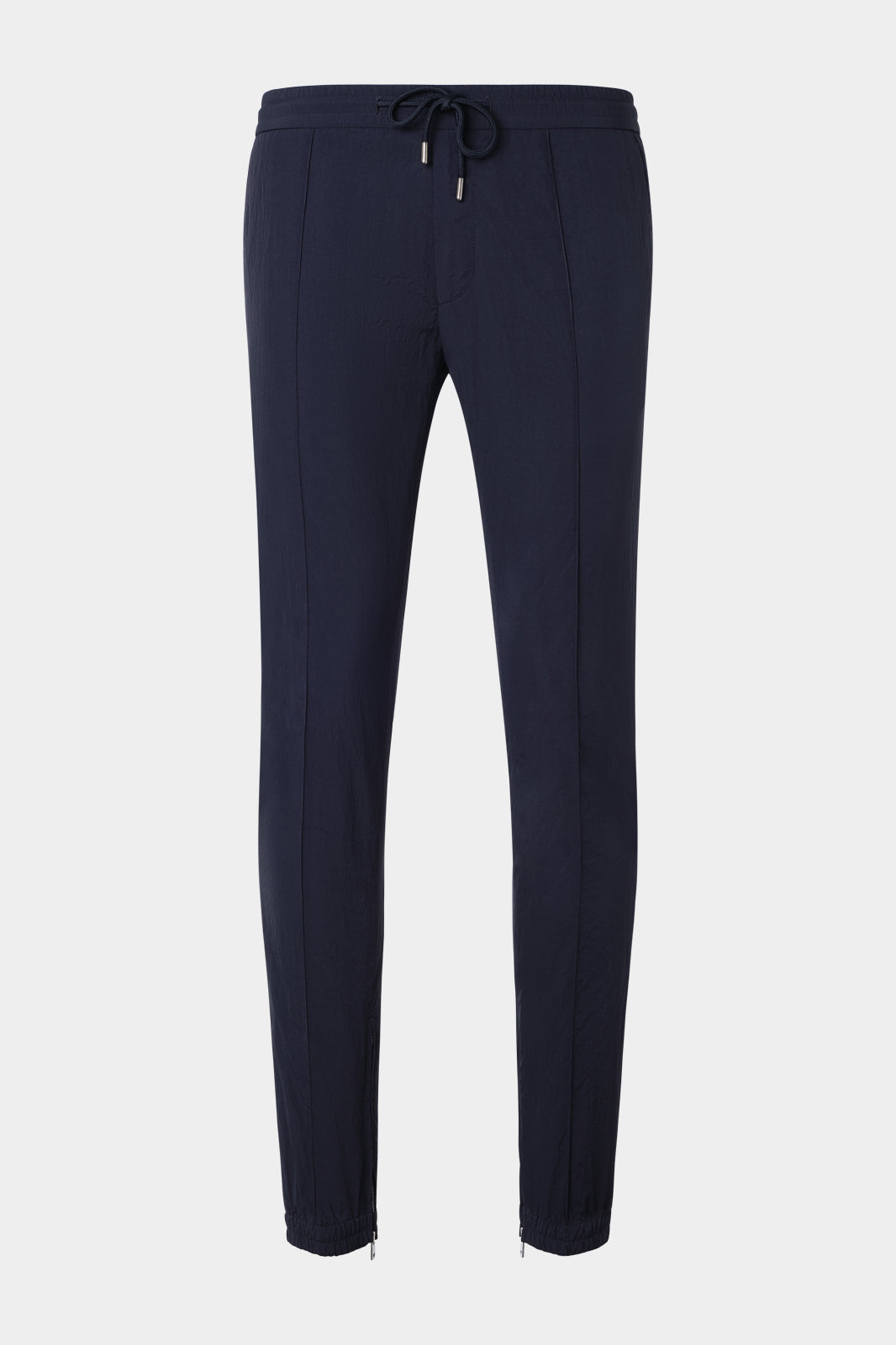 Le cordon de resserrage à nouer sur l'avant de la taille offre un ajustement personnalisé, tandis que la taille élastique et le zip en bas de jambe assurent un confort optimal tout au long de la journée.