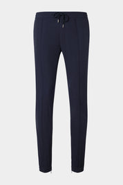 Le cordon de resserrage à nouer sur l'avant de la taille offre un ajustement personnalisé, tandis que la taille élastique et le zip en bas de jambe assurent un confort optimal tout au long de la journée.
