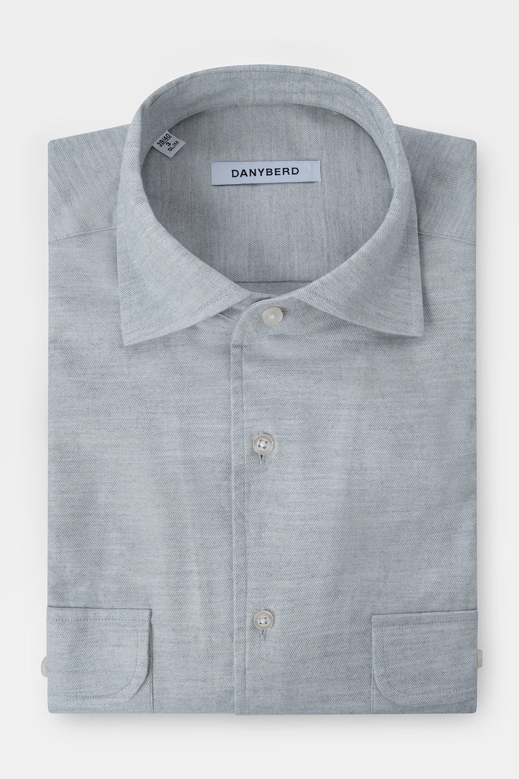 Confectionnée dans un coton haut de gamme, sa légèreté et sa souplesse en font une chemise d'un confort inégalé. Très actuelle avec ses 2 poches poitrine