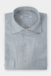 Confectionnée dans un coton haut de gamme, sa légèreté et sa souplesse en font une chemise d'un confort inégalé. Très actuelle avec ses 2 poches poitrine