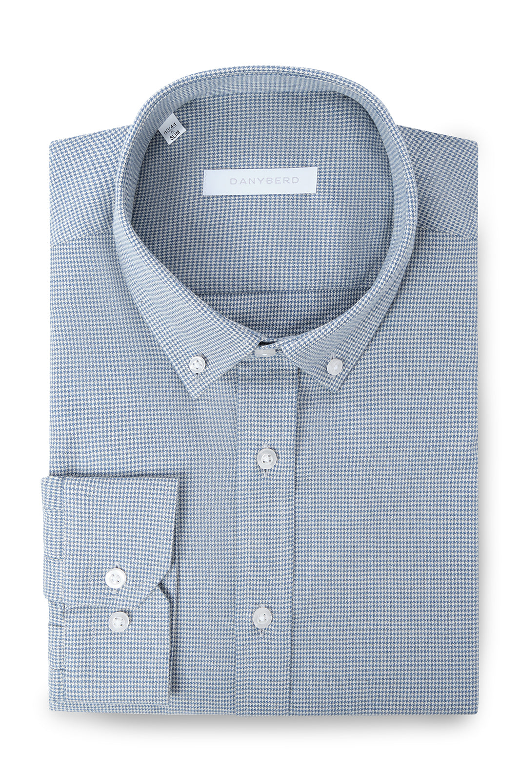 Cette chemise à col boutonné, conçue avec une coupe cintrée, sublime la silhouette tout en assurant un confort optimal. 