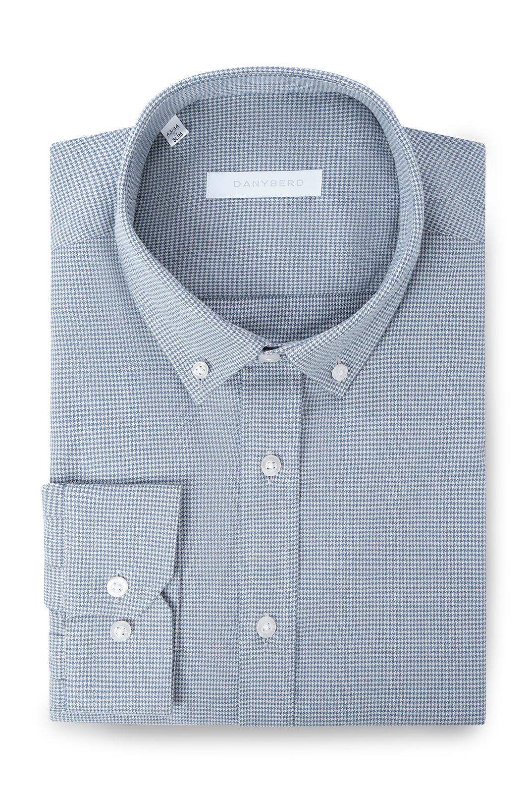 Cette chemise à col boutonné, conçue avec une coupe cintrée, sublime la silhouette tout en assurant un confort optimal. 