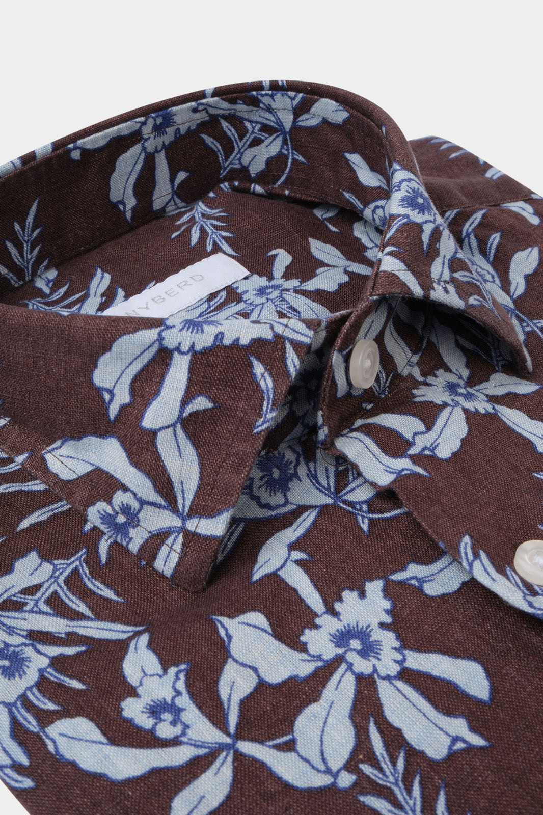 Confectionnée dans un lin haut de gamme, sa légèreté et sa souplesse en font une chemise d'un confort inégalé.