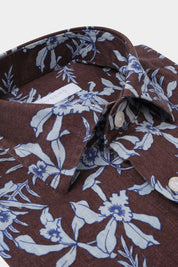 Confectionnée dans un lin haut de gamme, sa légèreté et sa souplesse en font une chemise d'un confort inégalé.
