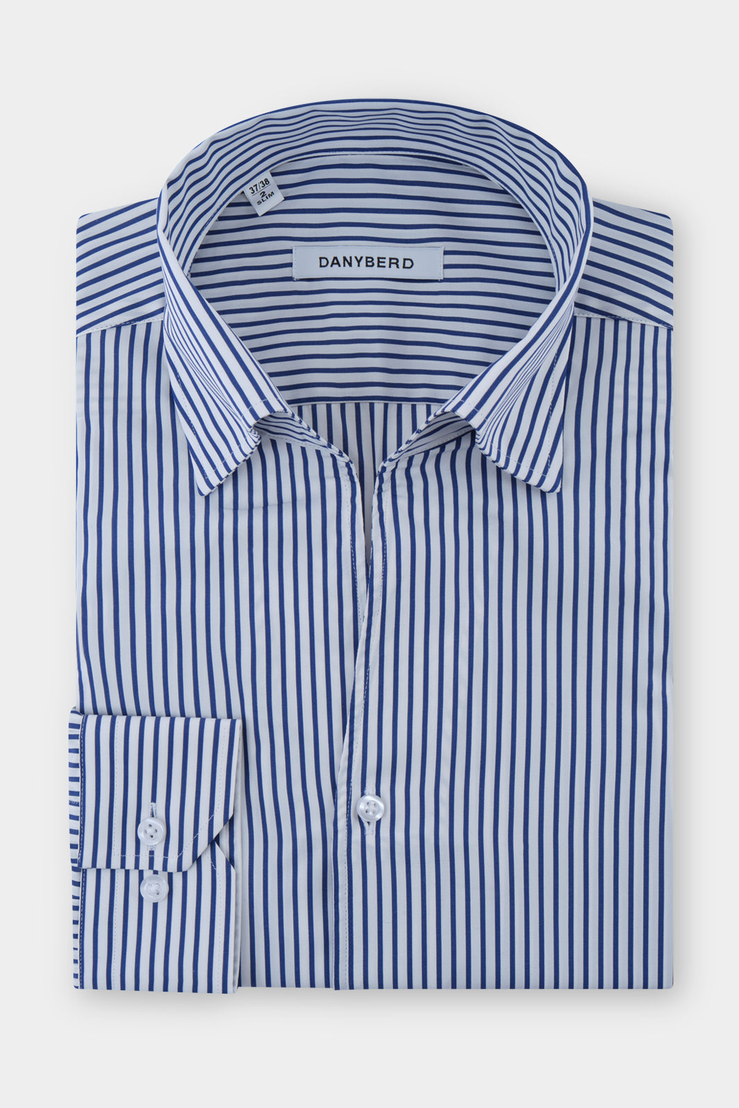 Confectionnée dans un coton haut de gamme, sa légèreté et sa souplesse en font une chemise d'un confort inégalé. 