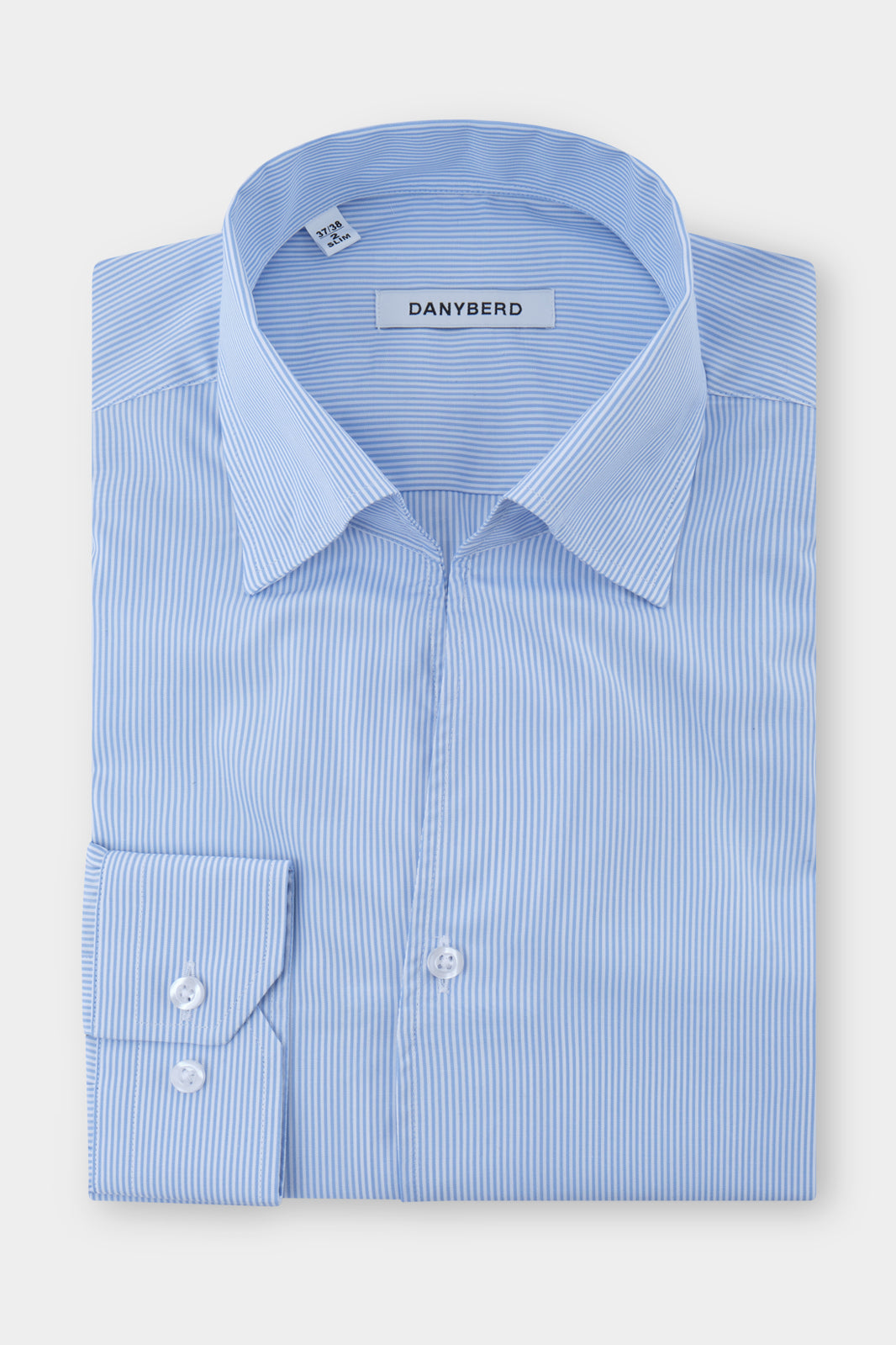 Vue sur fond blanc d'une chemise col indien ou col phylo ou tulipe avec boutonnage sous patte en 100% coton à rayure fine bleu ciel et blanche.