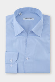 Vue sur fond blanc d'une chemise col indien ou col phylo ou tulipe avec boutonnage sous patte en 100% coton à rayure fine bleu ciel et blanche.