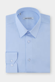Vous ne verrez pas cette chemise sur tout le monde, elle se porte sans cravate mais avec beaucoup de style. Elle est idéale sous toutes les formes de costumes et sur pantalon à patte de serrage.