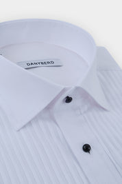 Vue sur fond blanc d'une chemise en 100% coton de smoking blanche à plastron avec boutonnage boule noir.