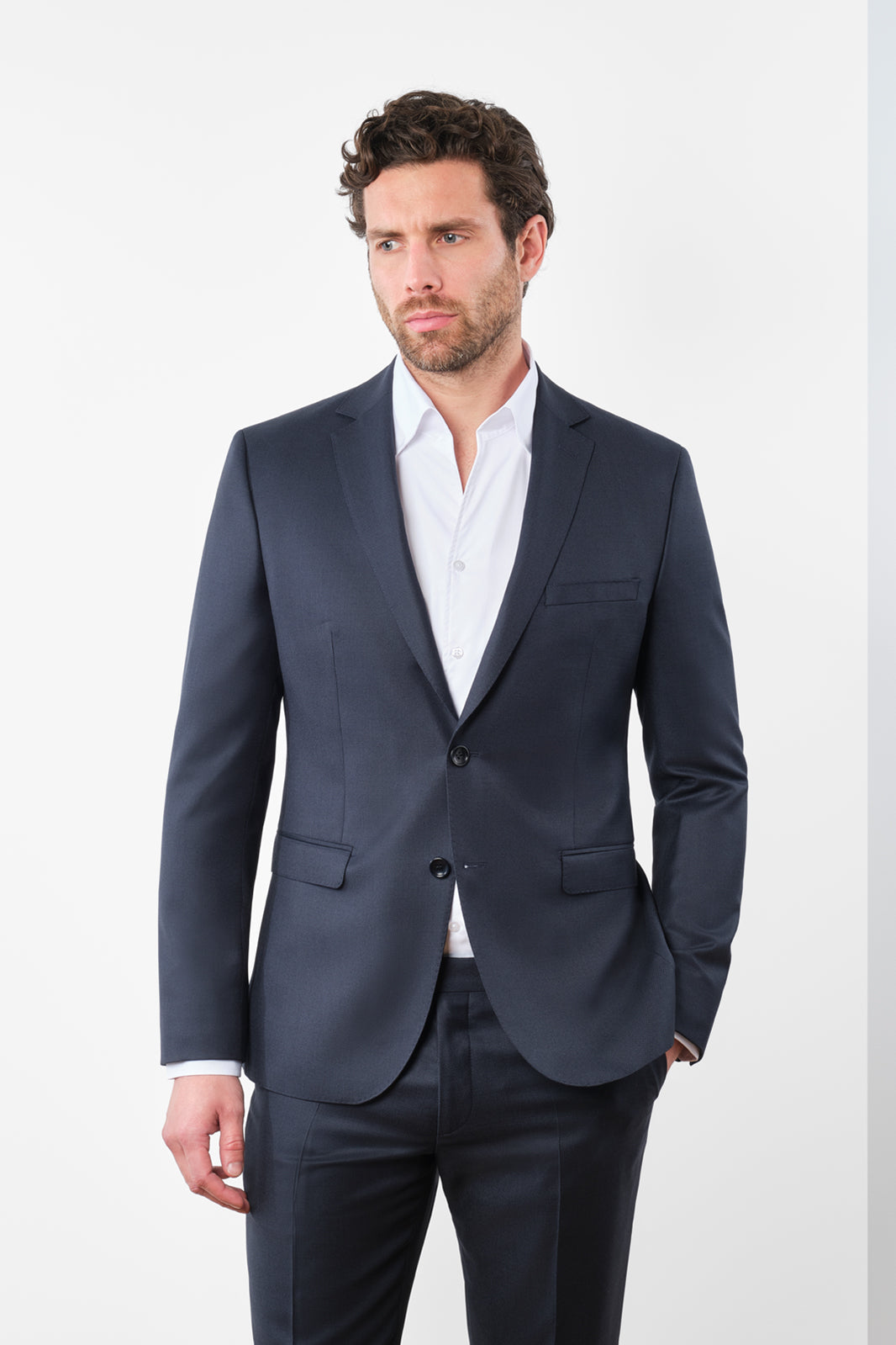 Découvrez notre costume coupe cintrée, composé d'une veste à 2 boutons doublée avec les poches à rabat sur le devant, et d'un pantalon à coupe traditionnelle. Vous apprécierez le confort du tissu de chez Vitale Barberis Canonico