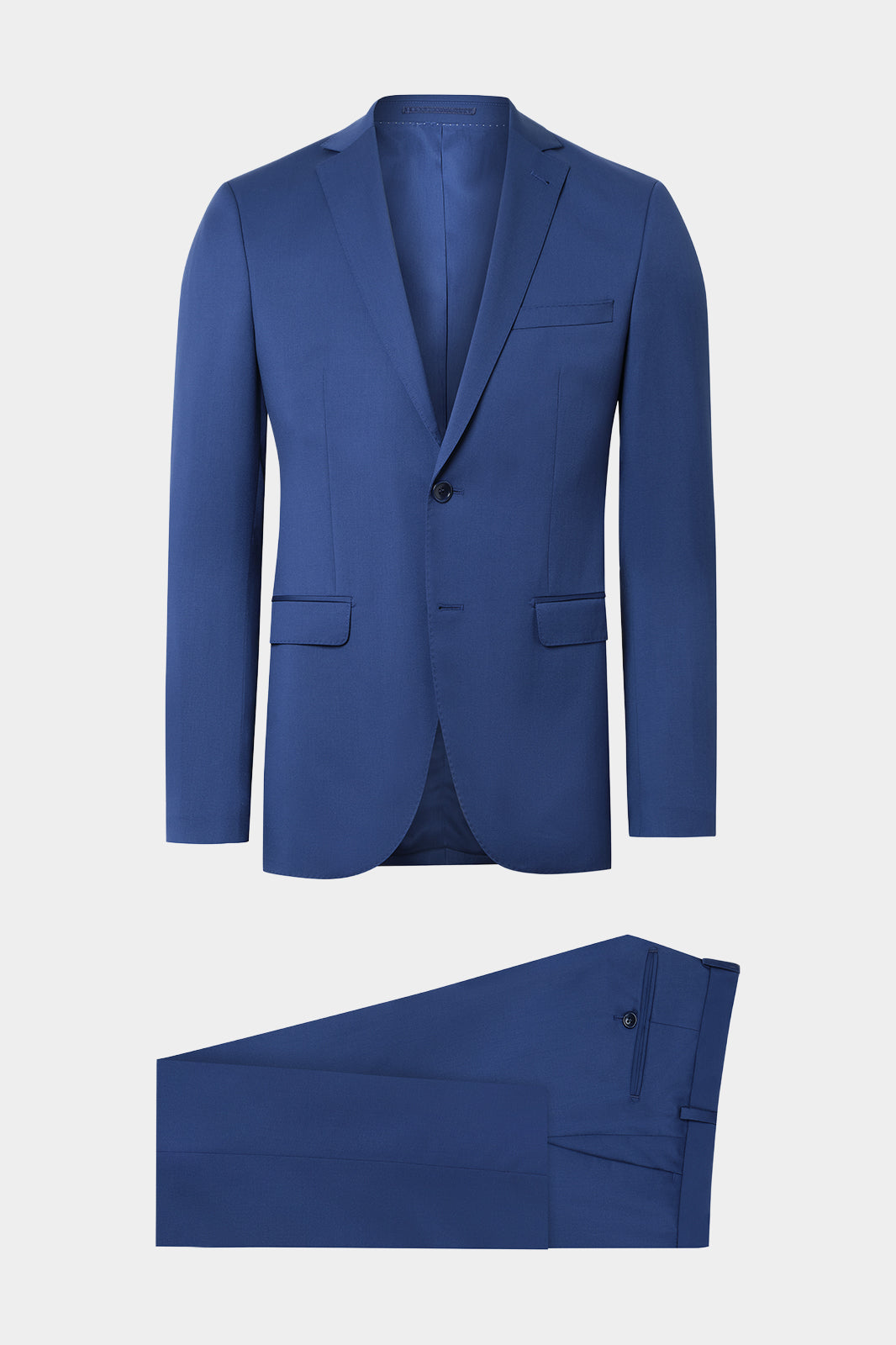 Vue sur fond blanc d'un costume bleu lumineux à revers fin et pantalon traditionnel en coupe cintré.