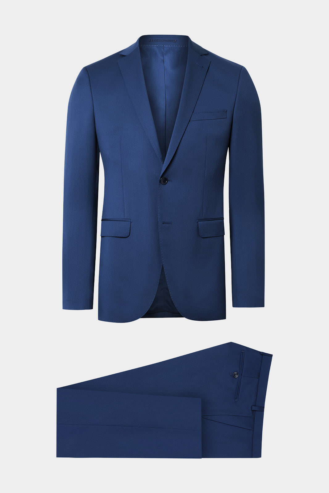 Vue sur fond blanc d'un costume bleu à revers fin et pantalon traditionnel en coupe cintré.