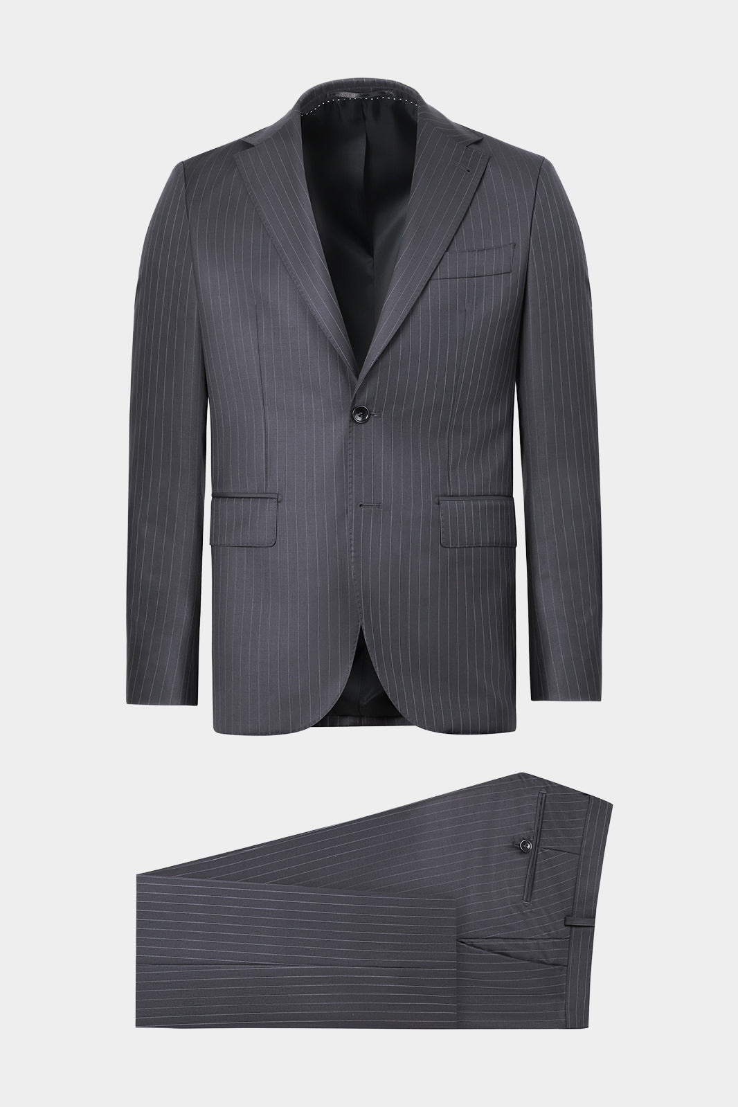 Vue sur fond blanc d'un costume revers large à rayures en gris anthracite en laine de chez Reda