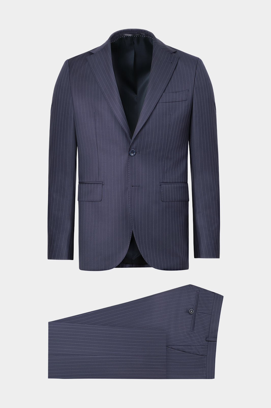 Vue sur fond blanc d'un costume revers large à rayures en marine