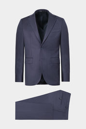 Vue sur fond blanc d'un costume revers large à rayures en marine