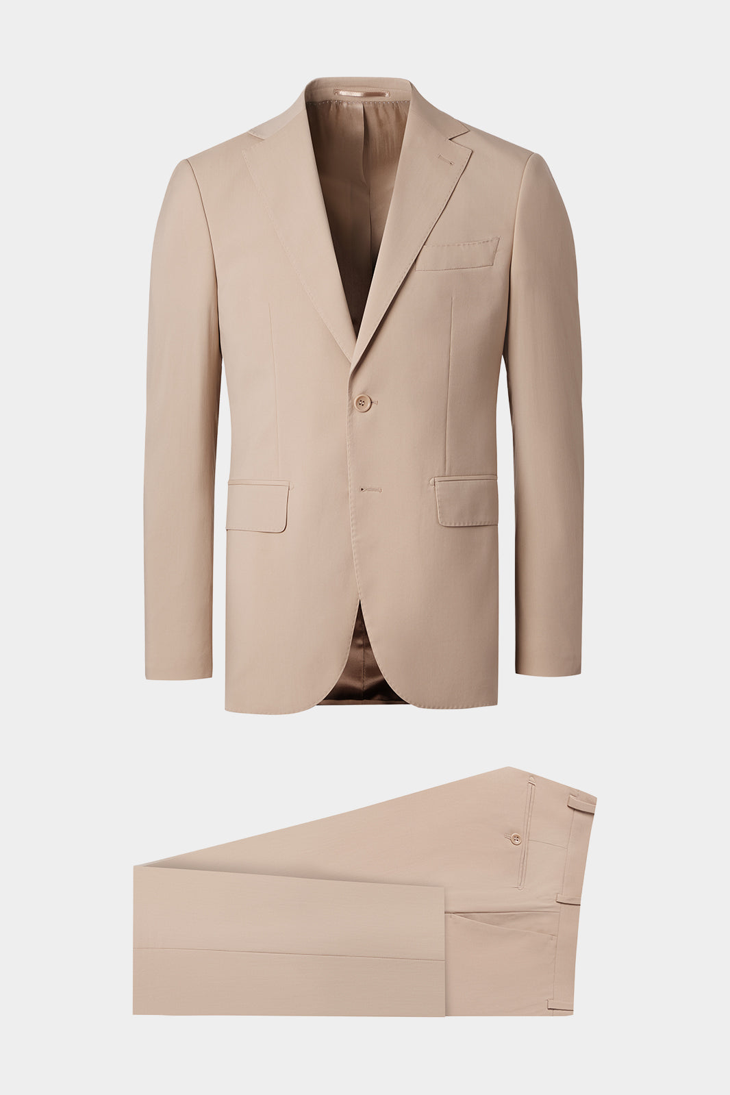 Vue sur fond blanc d'un costume revers large en beige 
