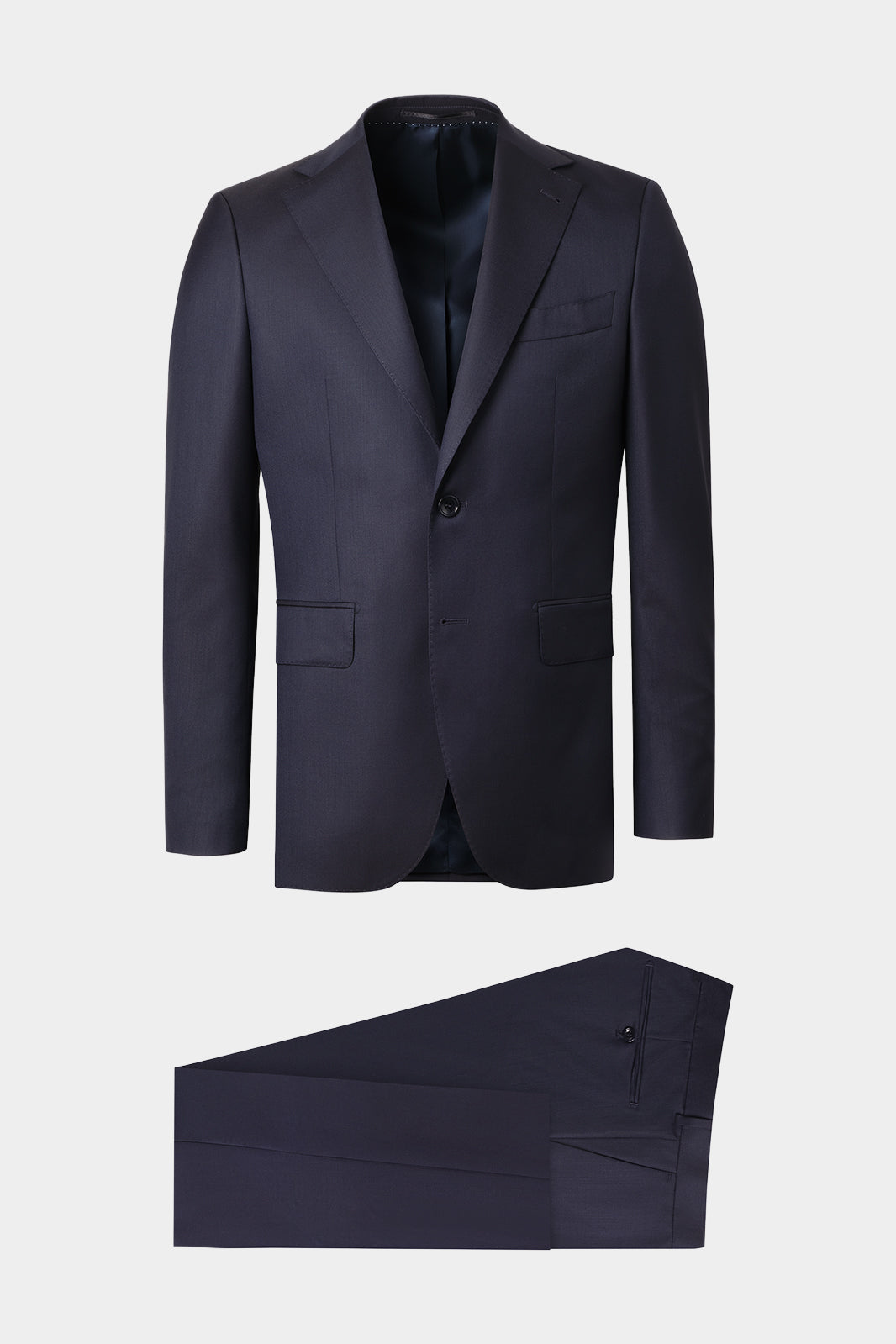 Vue sur fond blanc d'un costume en laine et soie en couleur marine.