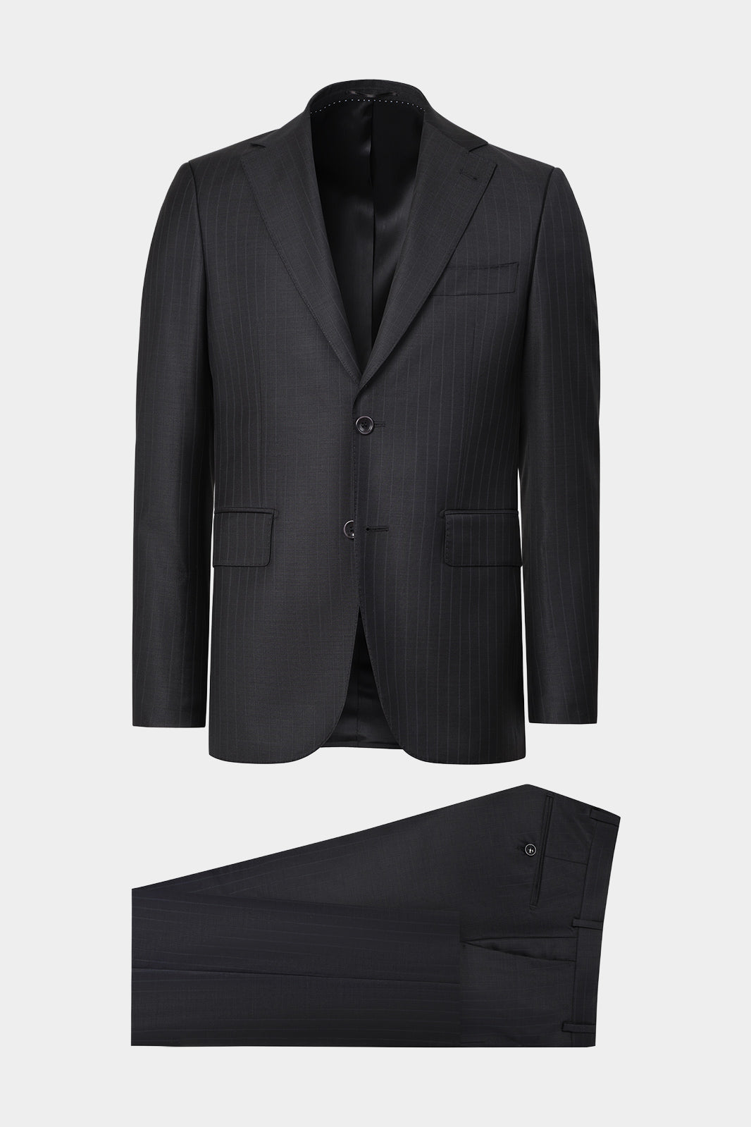 Vue sur fond blanc d'un costume gris à rayures fondues de chez Ermenegildo Zegna en tissu 100% laine.