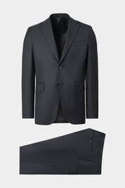 Vue sur fond blanc d'un costume en laine à rayures en gris anthracite