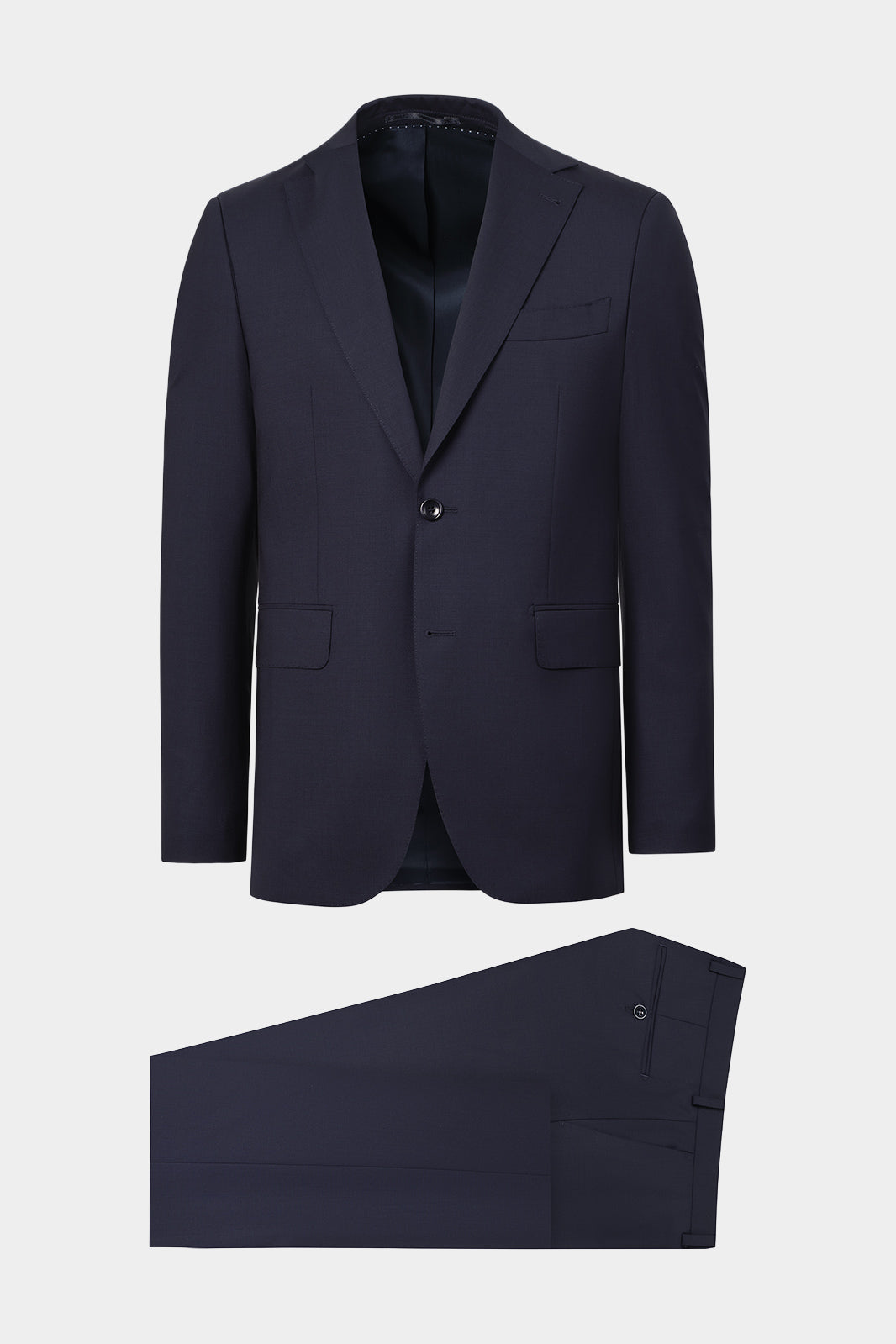 Vue sur fond blanc d'un costume deux pièces bleu marine en laine stretch Reda Flexo, veste cintrée 2 boutons et pantalon assorti. Sur un tissu italien en 95% laine et 5% élasthanne.