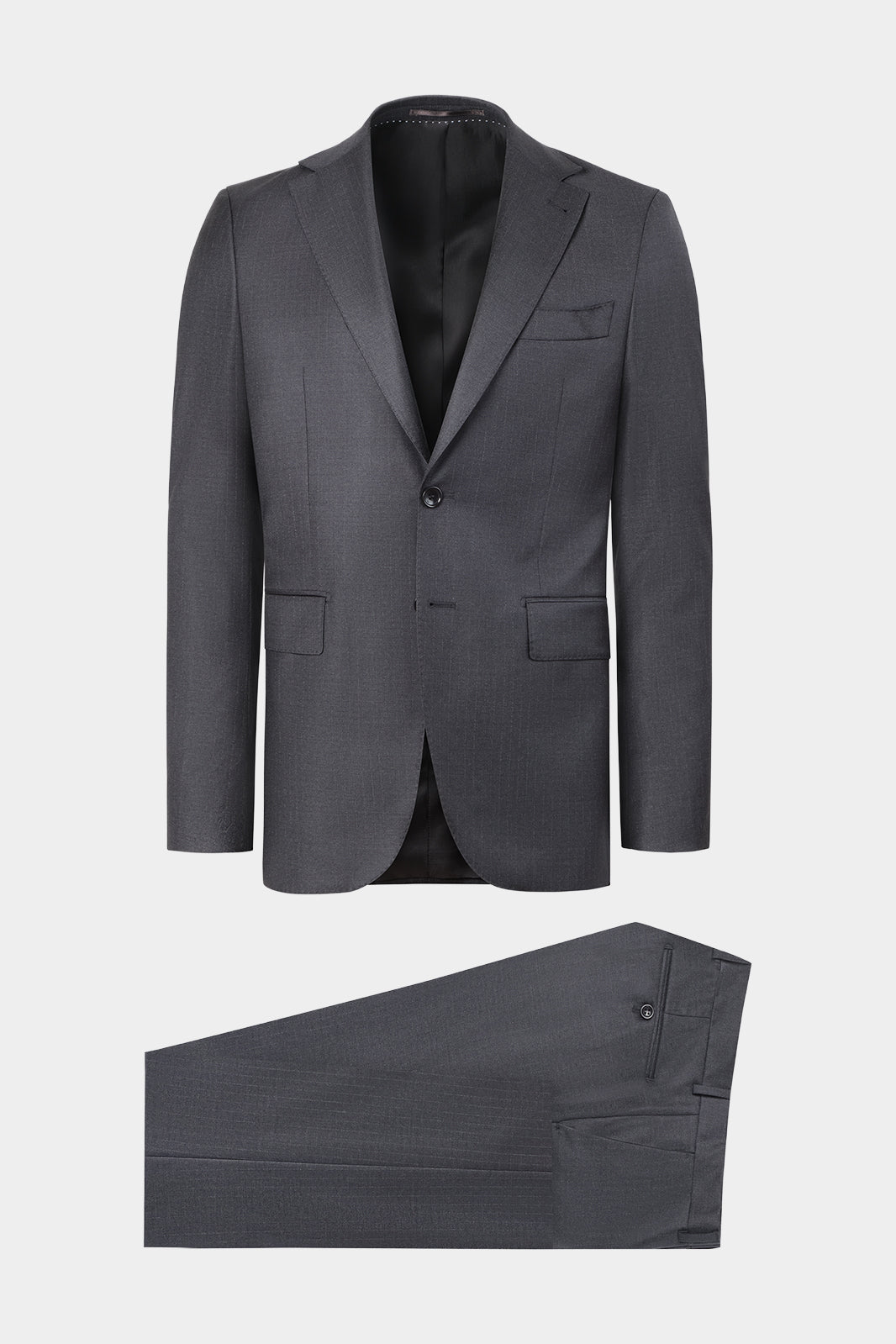 Vue sur fond blanc d'un costume revers large à légères rayures en gris anthracite
Tissu de chez Reda 