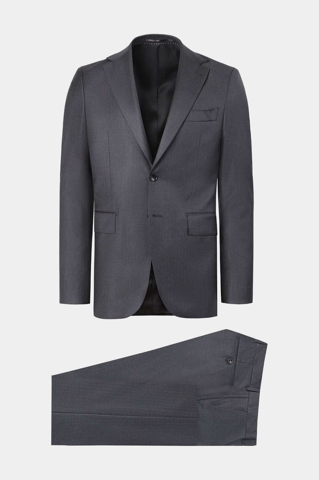 Vue sur fond blanc d'un costume revers large à légères rayures en gris anthracite
Tissu de chez Reda 