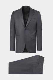 Vue sur fond blanc d'un costume revers large à légères rayures en gris anthracite
Tissu de chez Reda 