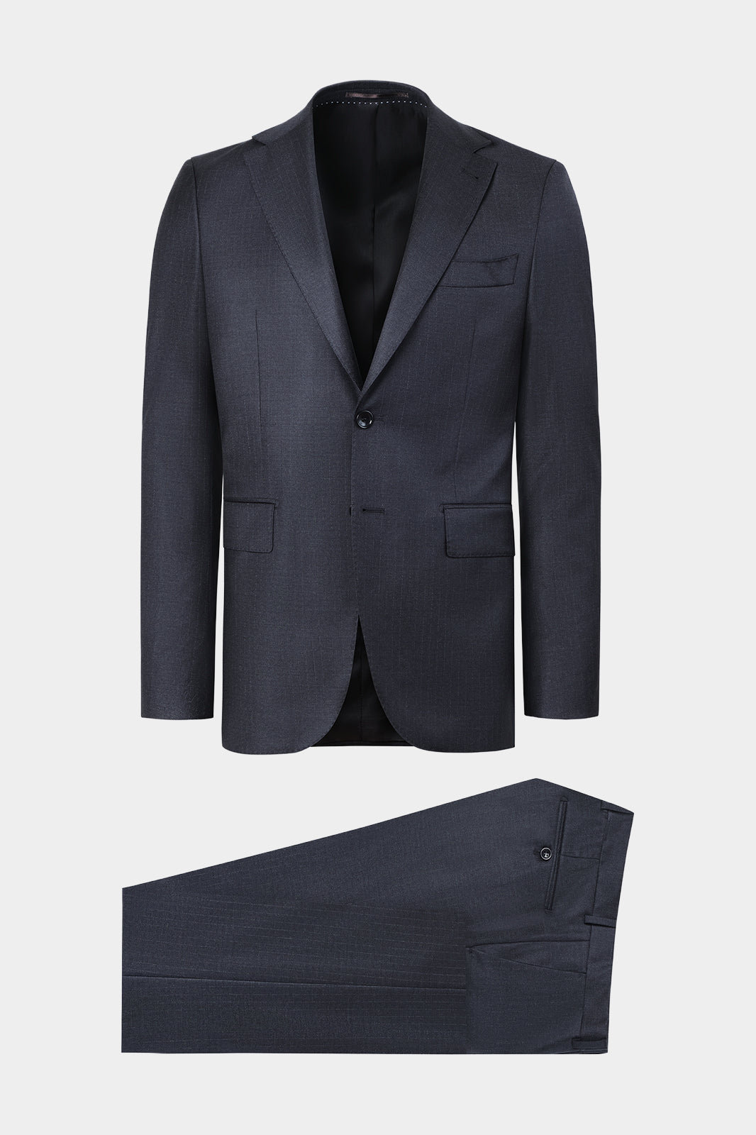 Vue sur fond blanc d'un costume revers large à légères rayures en gris 
Tissu de chez Reda