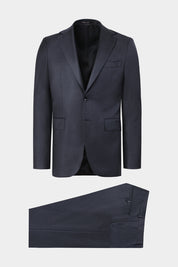 Vue sur fond blanc d'un costume revers large à légères rayures en gris 
Tissu de chez Reda