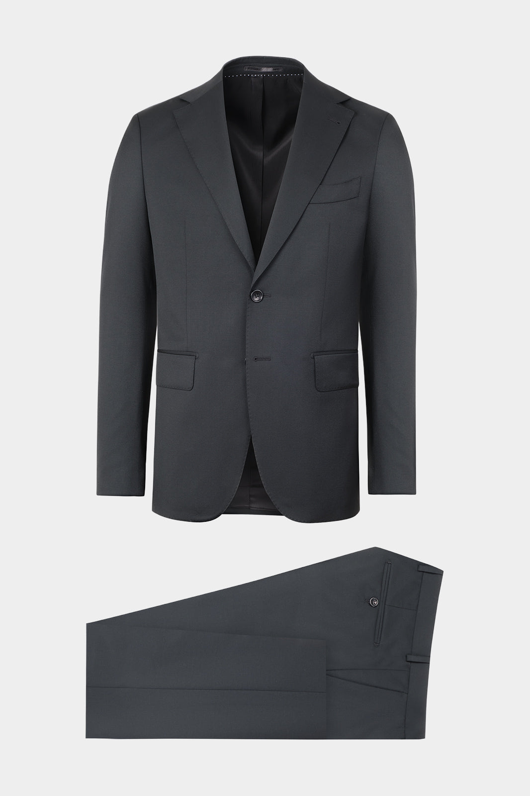 Vue sur fond blanc d'un costume en laine revers large en noir sur une laine 100% d'Italie.