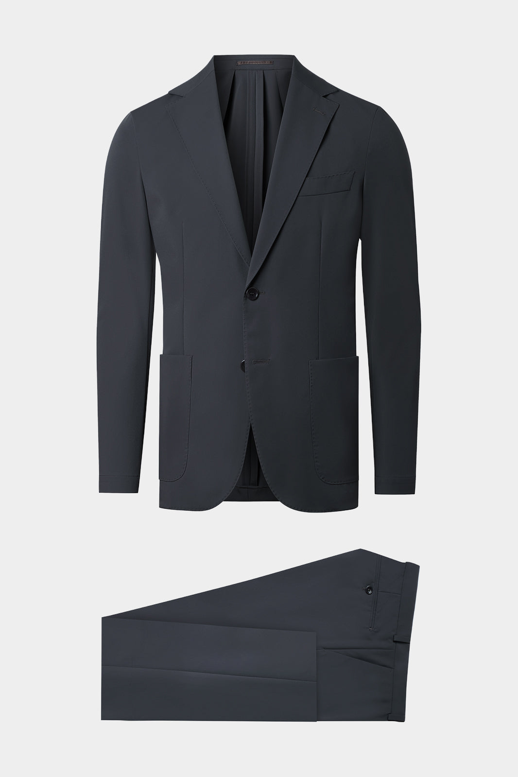 Vue sur fond blanc d'un costume gris foncé en tissu technique de chez Olmetex avec une veste en coupe napolitaine avec 2 poches plaquées et d'un pantalon traditionnel.
