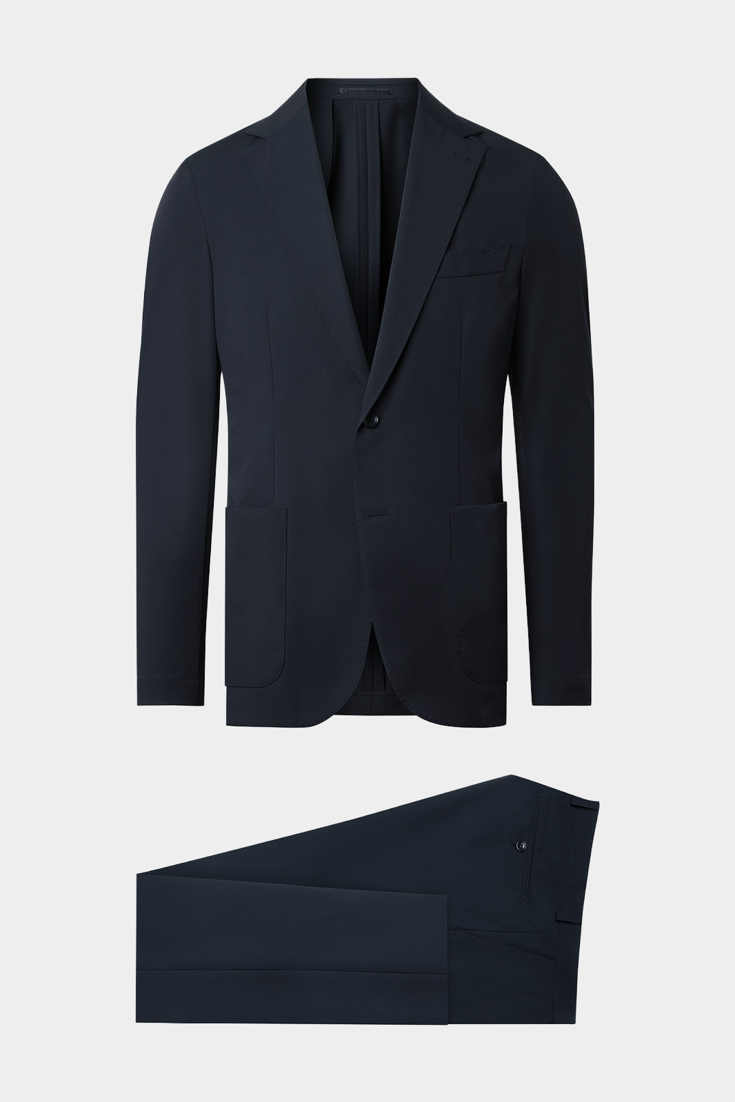 Vue sur fond blanc d'un costume marine en tissu technique de chez Olmetex avec une veste en coupe napolitaine avec 2 poches plaquées et d'un pantalon traditionnel.
