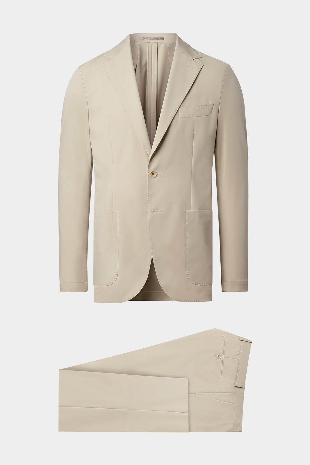 Vue sur fond blanc d'un costume beige en tissu technique de chez Olmetex avec une veste en coupe napolitaine avec 2 poches plaquées et d'un pantalon traditionnel.
