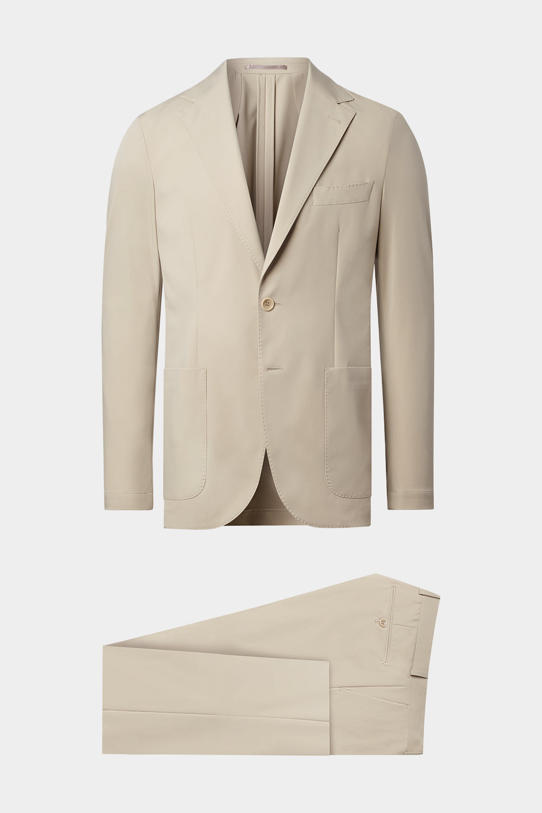 Vue sur fond blanc d'un costume beige en tissu technique de chez Olmetex avec une veste en coupe napolitaine avec 2 poches plaquées et d'un pantalon traditionnel.
