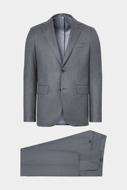 Vue sur fond blanc d'un costume en flanelle gris clair