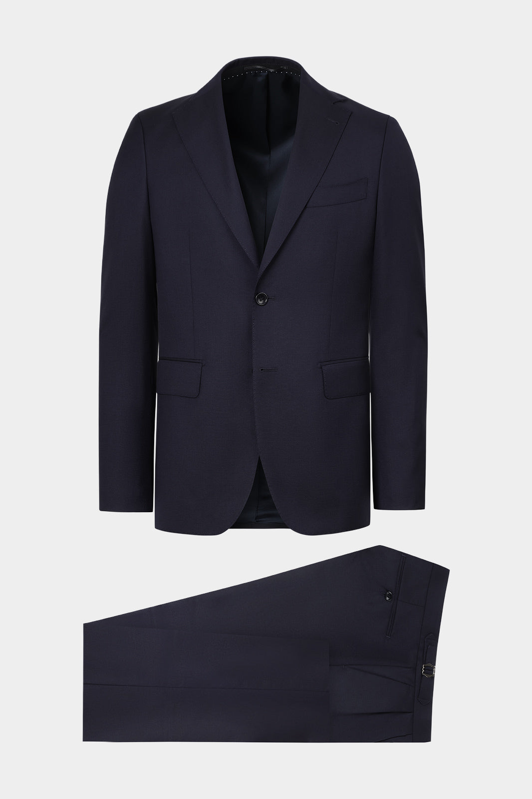 Vue sur fond blanc d'un costume en flanelle marine foncé 