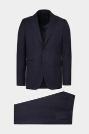 Vue sur fond blanc d'un costume en flanelle marine