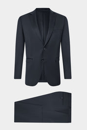 Découvrez notre costume non coupe cintrée een 100% laine de chez Vitale Barberis Canonico. Il est composé d'une veste revers fin à 2 boutons avec épaulette et doublée avec les poches à rabat sur le devant, et d'un pantalon à coupe traditionnelle. Il est essentiel à votre garde, idéal par sa simplicité et fonctionnel par sa coupe.