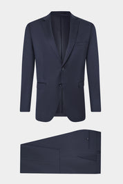 Découvrez notre costume coupe non-cintrée en 100% laine de chez Vitale Barberis Canonico. Il est composé d'une veste revers fin à 2 boutons avec épaulette et doublée avec les poches à rabat sur le devant, et d'un pantalon à coupe traditionnelle. Il est essentiel à votre garde, idéal par sa simplicité et fonctionnel par sa coupe.