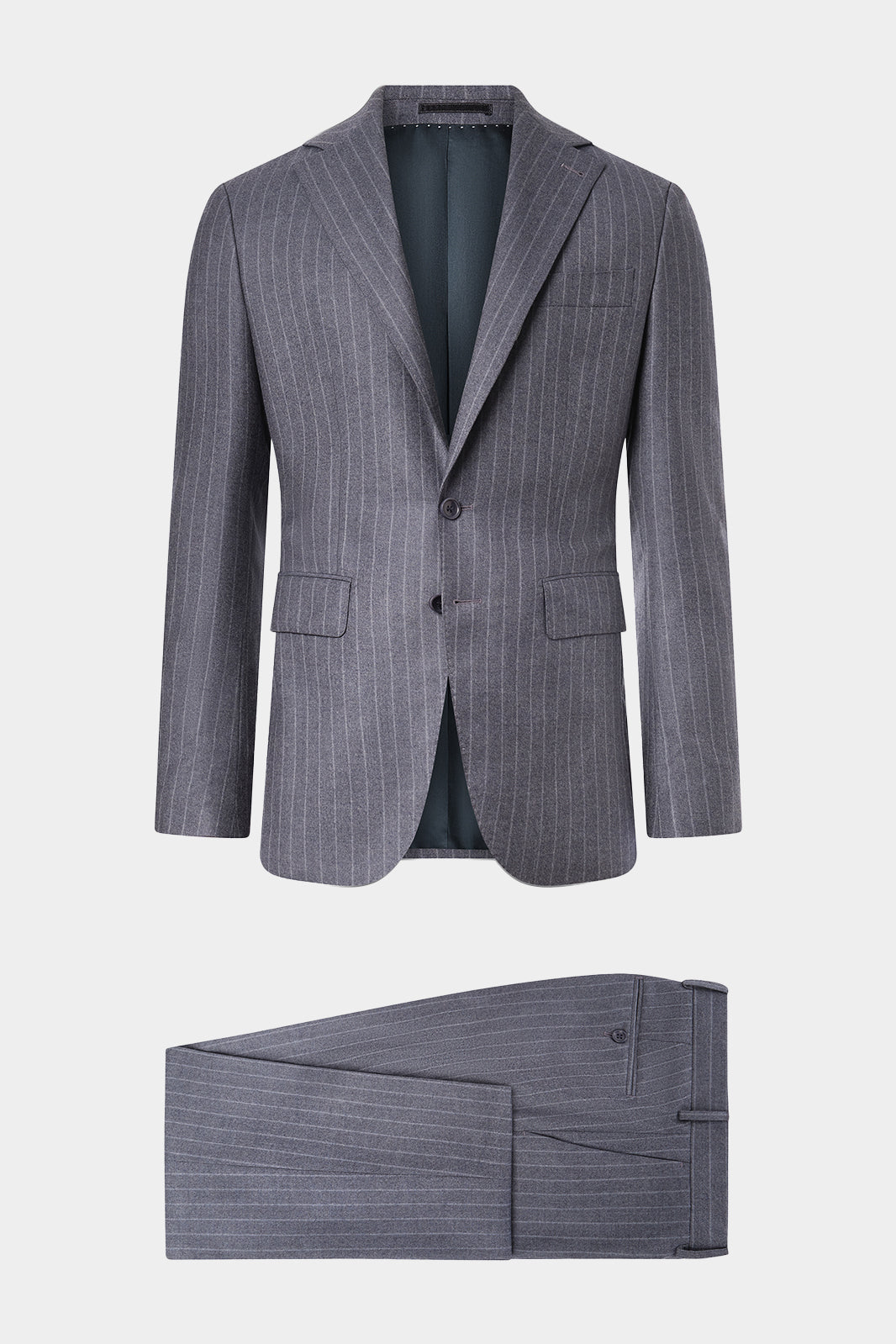 Découvrez notre costume coupe cintrée en laine et soie, composé d'une veste à 2 boutons doublée et épaulée avec les poches à rabat sur le devant, et d'un pantalon à coupe traditionnelle