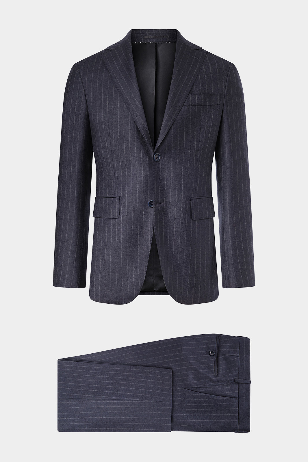 Vue sur fond blanc d'un costume cintrée marine à rauyre craie en laine et soie sur un tissu de chez Zegna.