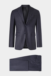 Vue sur fond blanc d'un costume cintrée marine à rauyre craie en laine et soie sur un tissu de chez Zegna.