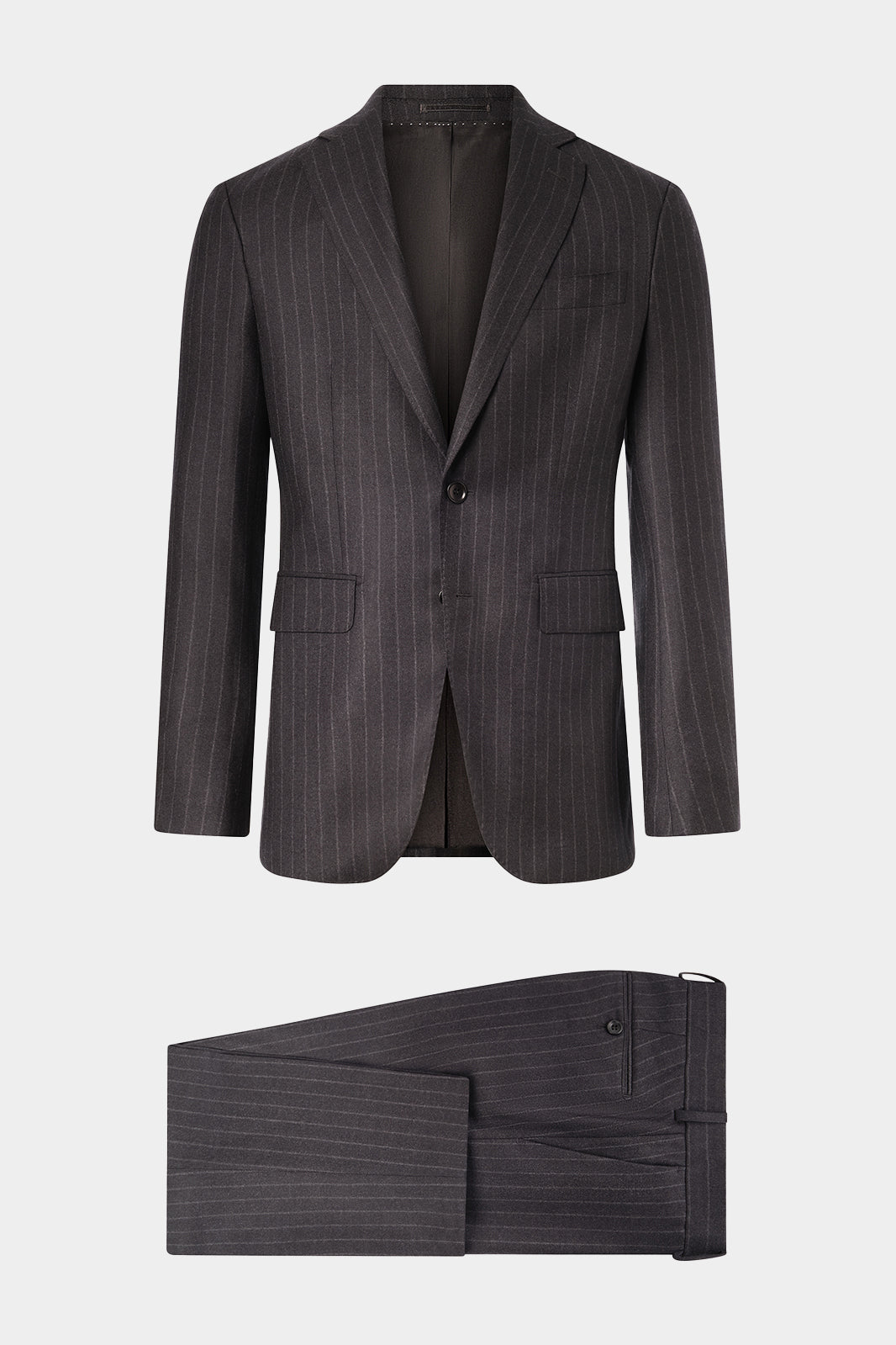 Découvrez notre costume coupe cintrée en laine et soie, composé d'une veste à 2 boutons doublée et épaulée avec les poches à rabat sur le devant, et d'un pantalon à coupe traditionnelle. 