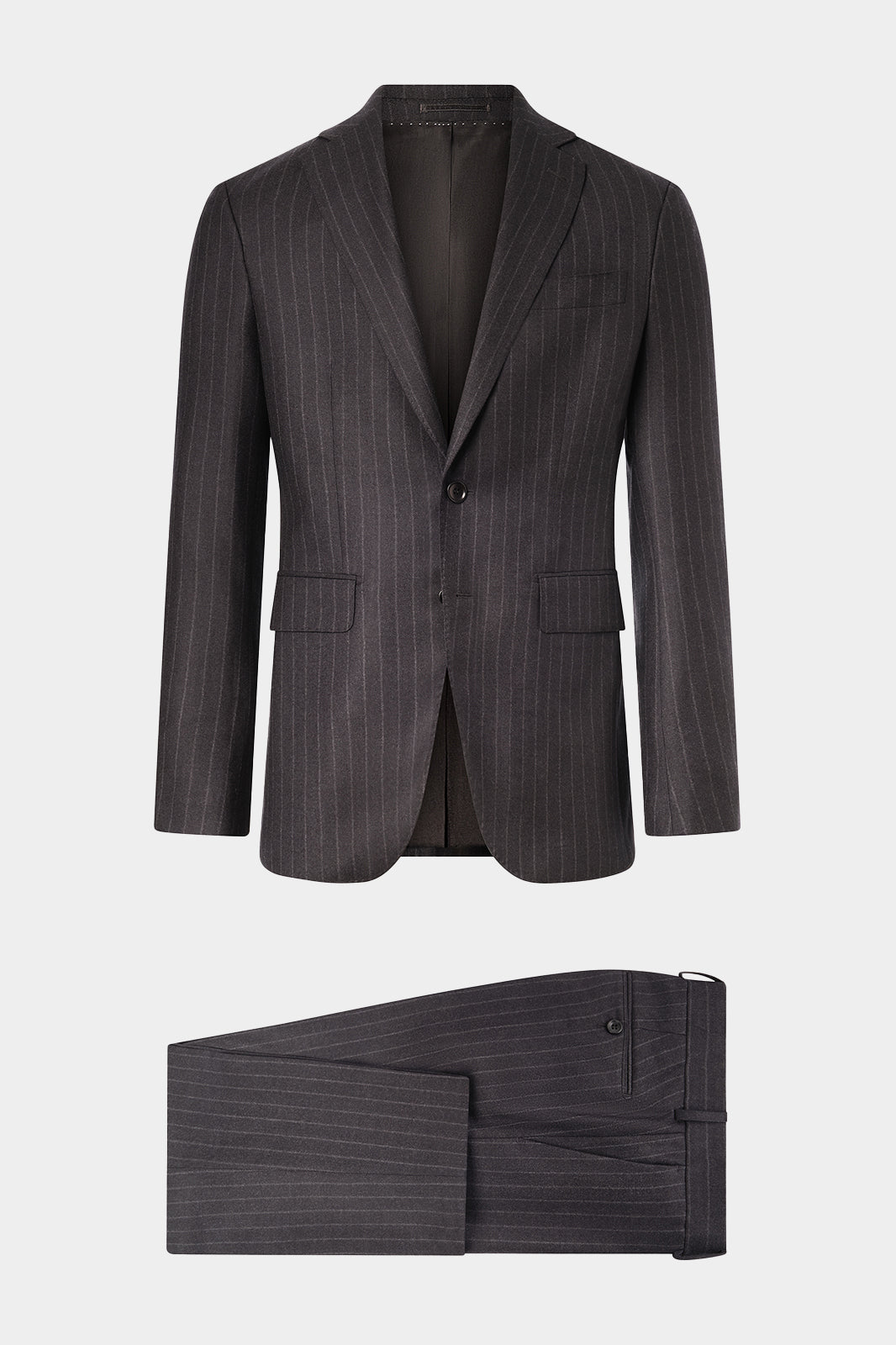 Découvrez notre costume coupe cintrée en laine et soie, composé d'une veste à 2 boutons doublée et épaulée avec les poches à rabat sur le devant, et d'un pantalon à coupe traditionnelle. 