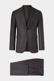 Découvrez notre costume coupe cintrée en laine et soie, composé d'une veste à 2 boutons doublée et épaulée avec les poches à rabat sur le devant, et d'un pantalon à coupe traditionnelle. 