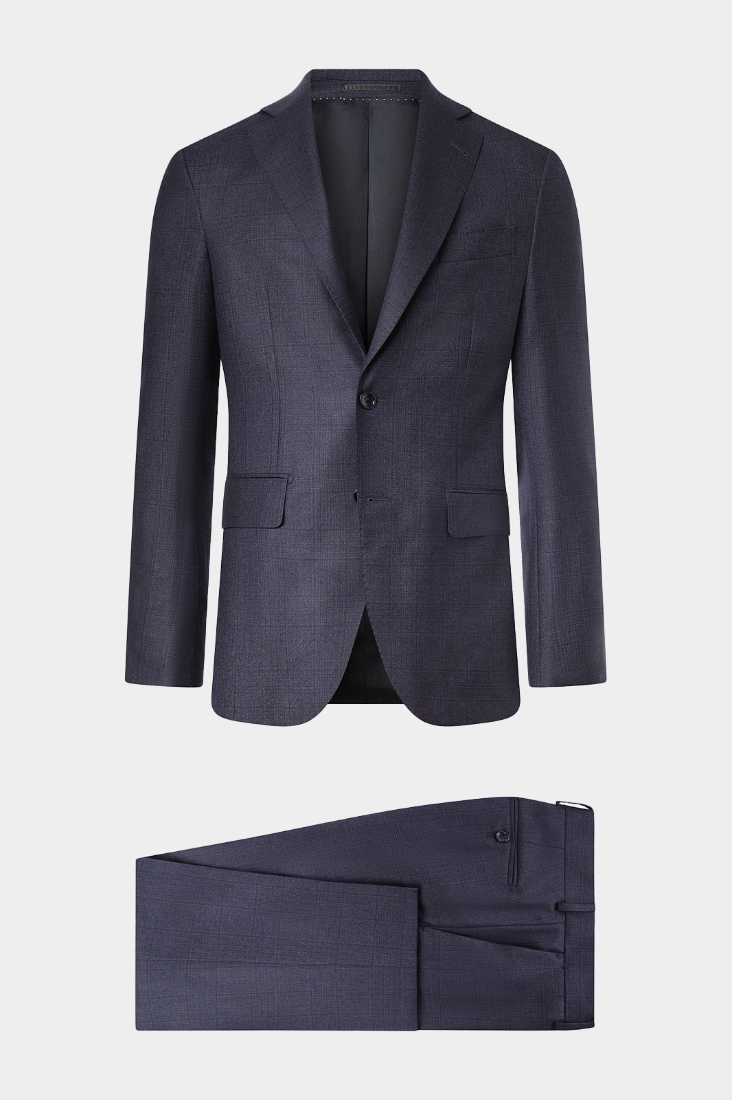 Découvrez notre costume coupe cintrée en laine et soie, composé d'une veste à 2 boutons doublée et épaulée avec les poches à rabat sur le devant, et d'un pantalon à coupe traditionnelle.