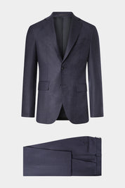 Découvrez notre costume coupe cintrée en laine et soie, composé d'une veste à 2 boutons doublée et épaulée avec les poches à rabat sur le devant, et d'un pantalon à coupe traditionnelle.