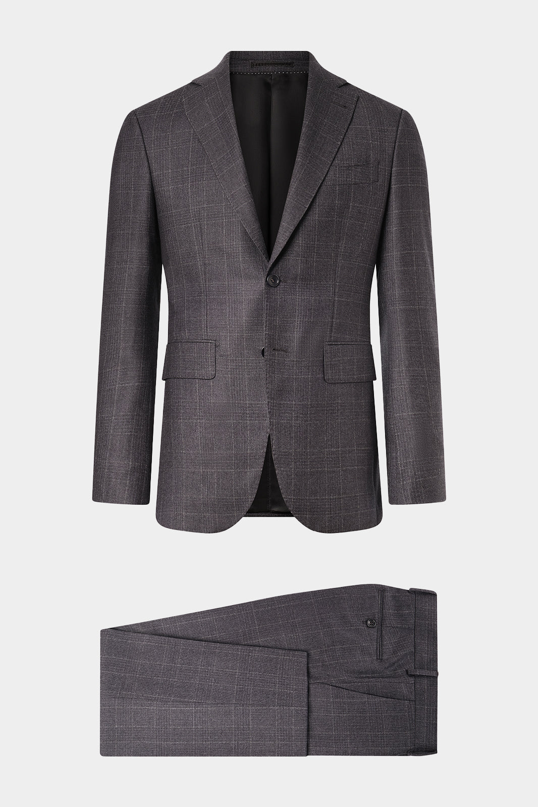 Découvrez notre costume coupe cintrée en laine et soie, composé d'une veste à 2 boutons doublée et épaulée avec les poches à rabat sur le devant, et d'un pantalon à coupe traditionnelle