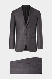 Découvrez notre costume coupe cintrée en laine et soie, composé d'une veste à 2 boutons doublée et épaulée avec les poches à rabat sur le devant, et d'un pantalon à coupe traditionnelle